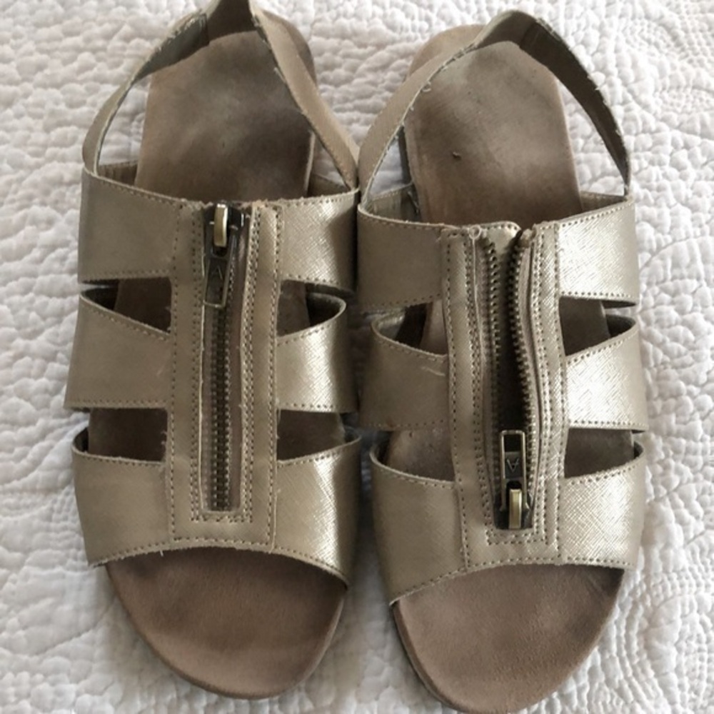 Distinct Tan slide sandals size 6